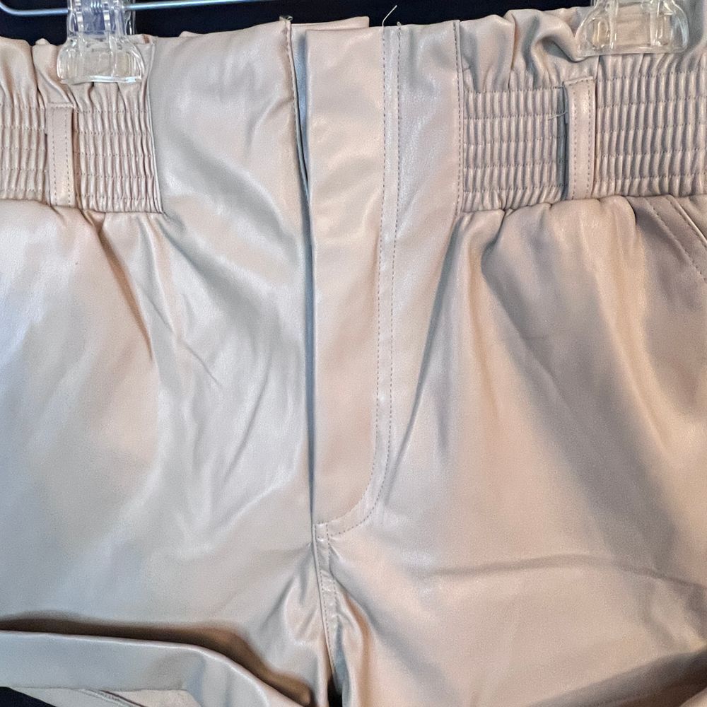 superdown kenzie faux leather short beige‎ nude color Size Small paperbag waist - Picture 3 of 11